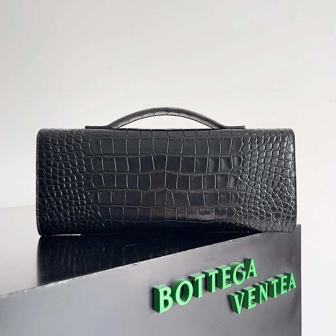 Batch 1420 Bottega Veneta Fall in love with Andiamo at first sight, new design, natural Nile rare leather crocodile pattern complex handbag, a model handbag for women, no need for color cover, no emotional camouflage, immersive depth and excitement, the classic element KNOT knot is inspired, modernist aesthetics and jewelry field craftsmanship reinterpret the knot element, bringing a clutch full of modern texture and elegant and quiet lady spirit. Style number: 741511 Size: 31*13*3cm